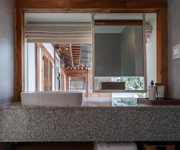 Luxury Hanok Bukchon Summit Villa