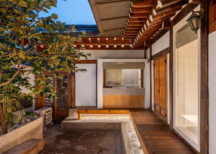 Luxury Hanok Bukchon Summit Villa *